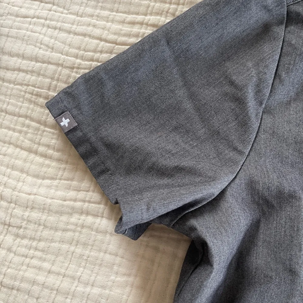 FIGS technical collection Gray scrub top Shirt woman’s size small - Image 3