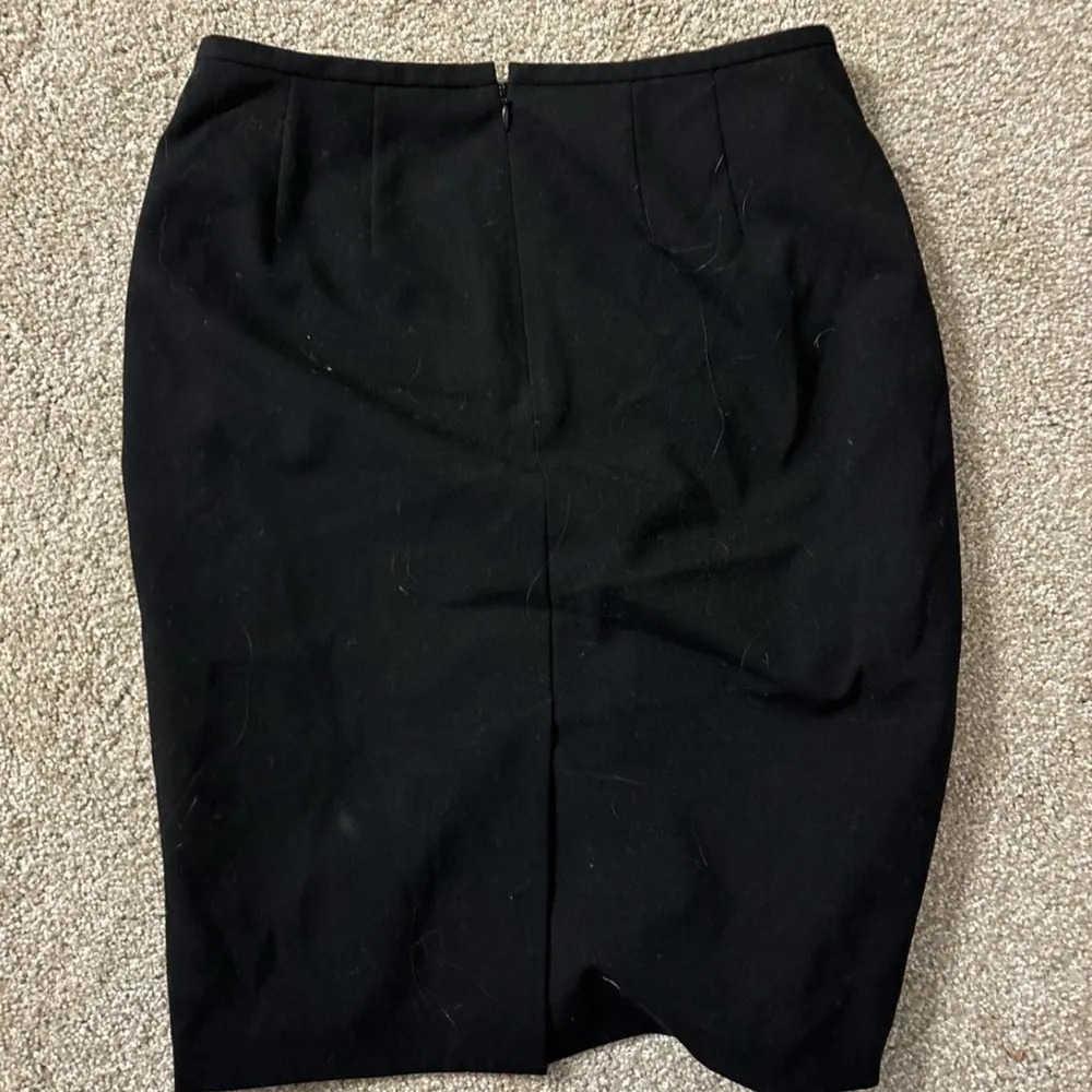 Calvin Klein pencil skirt. Great condition. Size 4 - Image 2