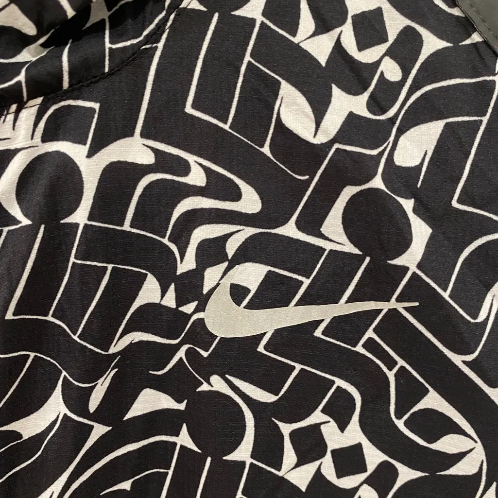 Nike windbreaker jacket size M black and white - Image 4