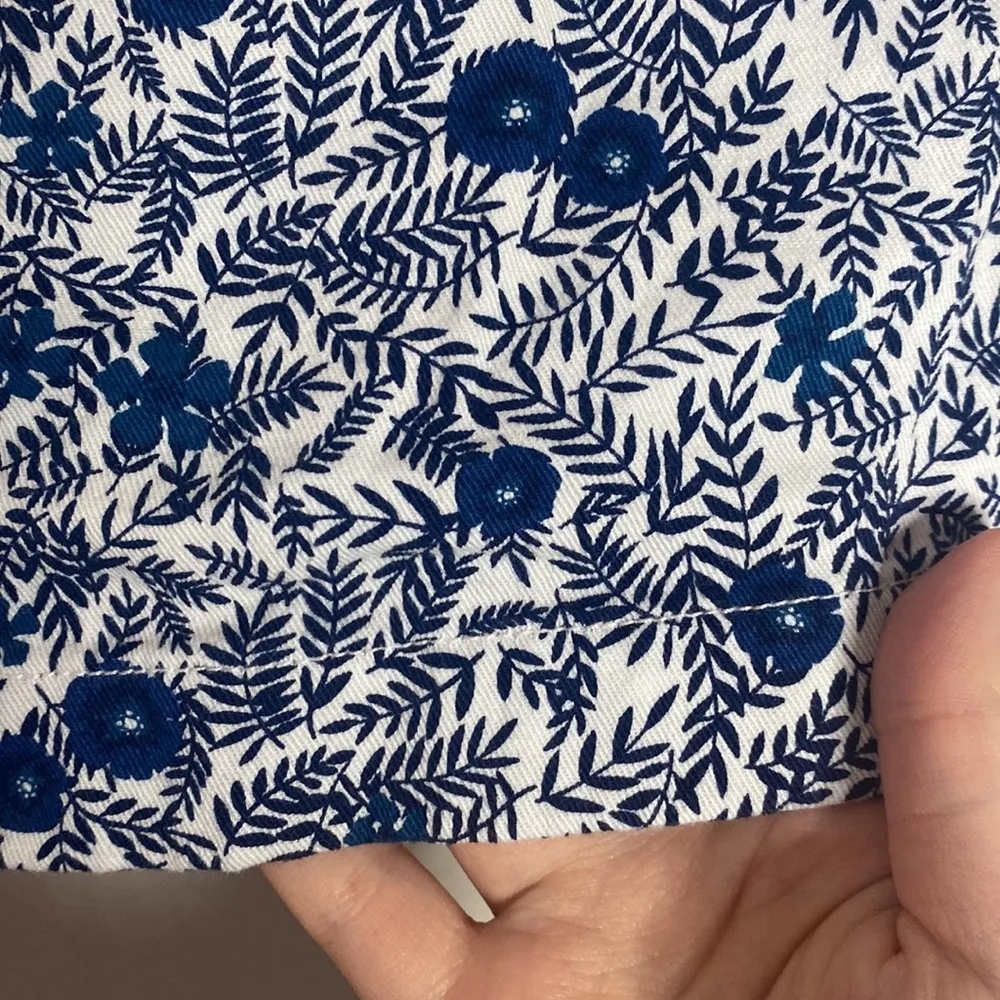 J Crew Factory Floral 3.5" classic chino short in Ivory Antique Navy size 6 White - Image 5