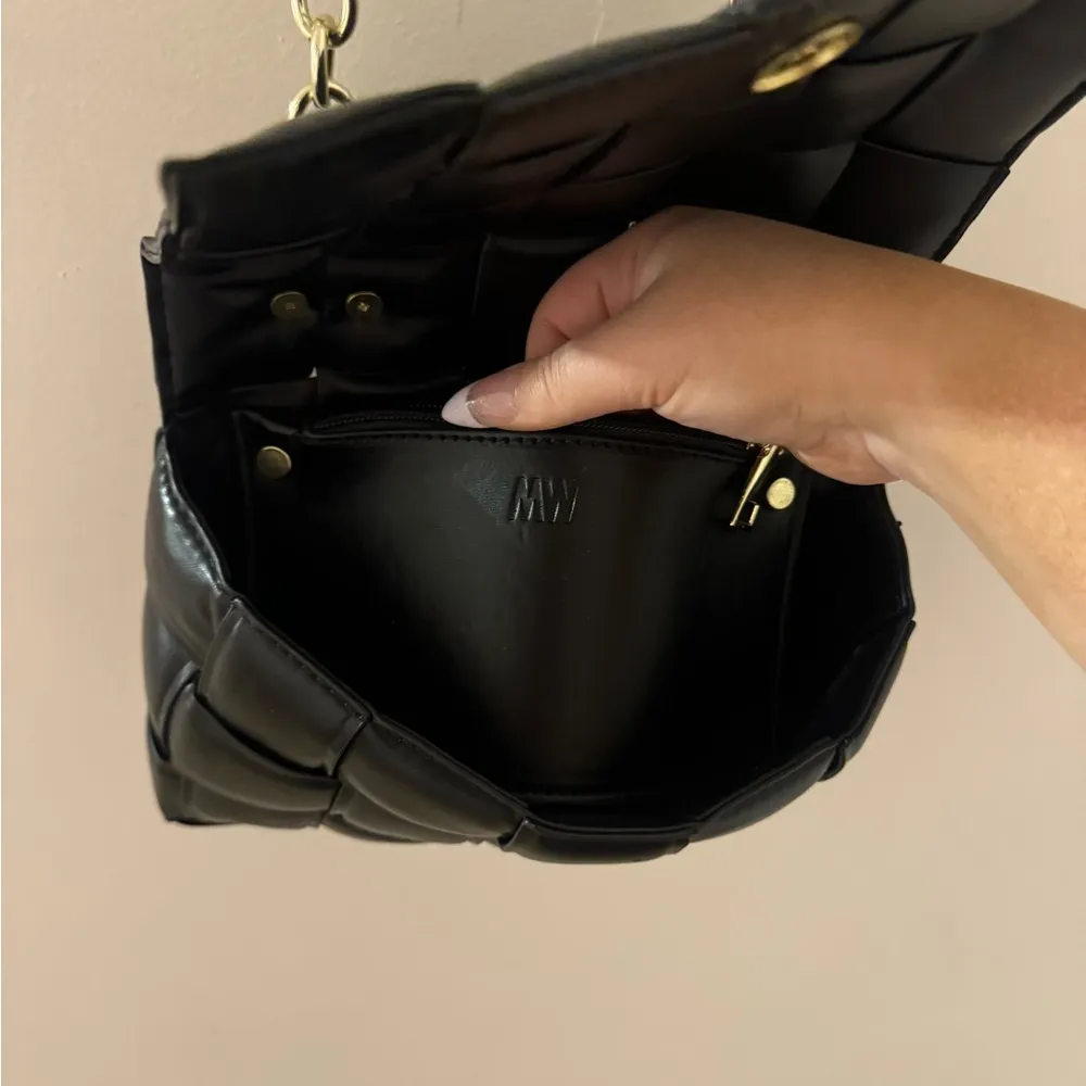 Madewell black crossbody bag with gold chains - Image 4