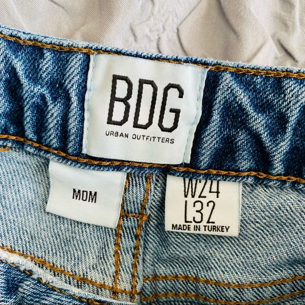 BDG by Urban Outfitters Pintuck Mom Denim Jean Blue Sz 24 - Image 8