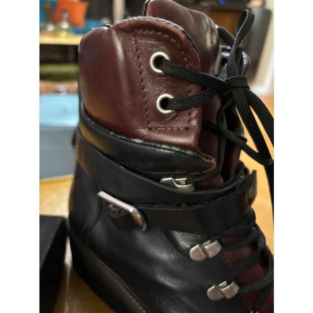 Women's  Boots Size 10.5 Black/ Burgundy - Image 7