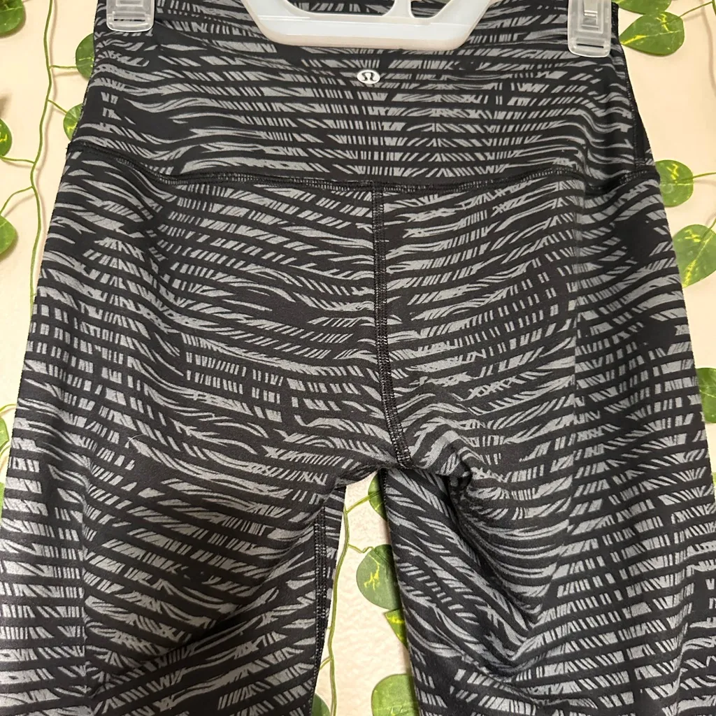 Women’s Lululemon Winder Under Stripped Leggings Size Small - Image 4