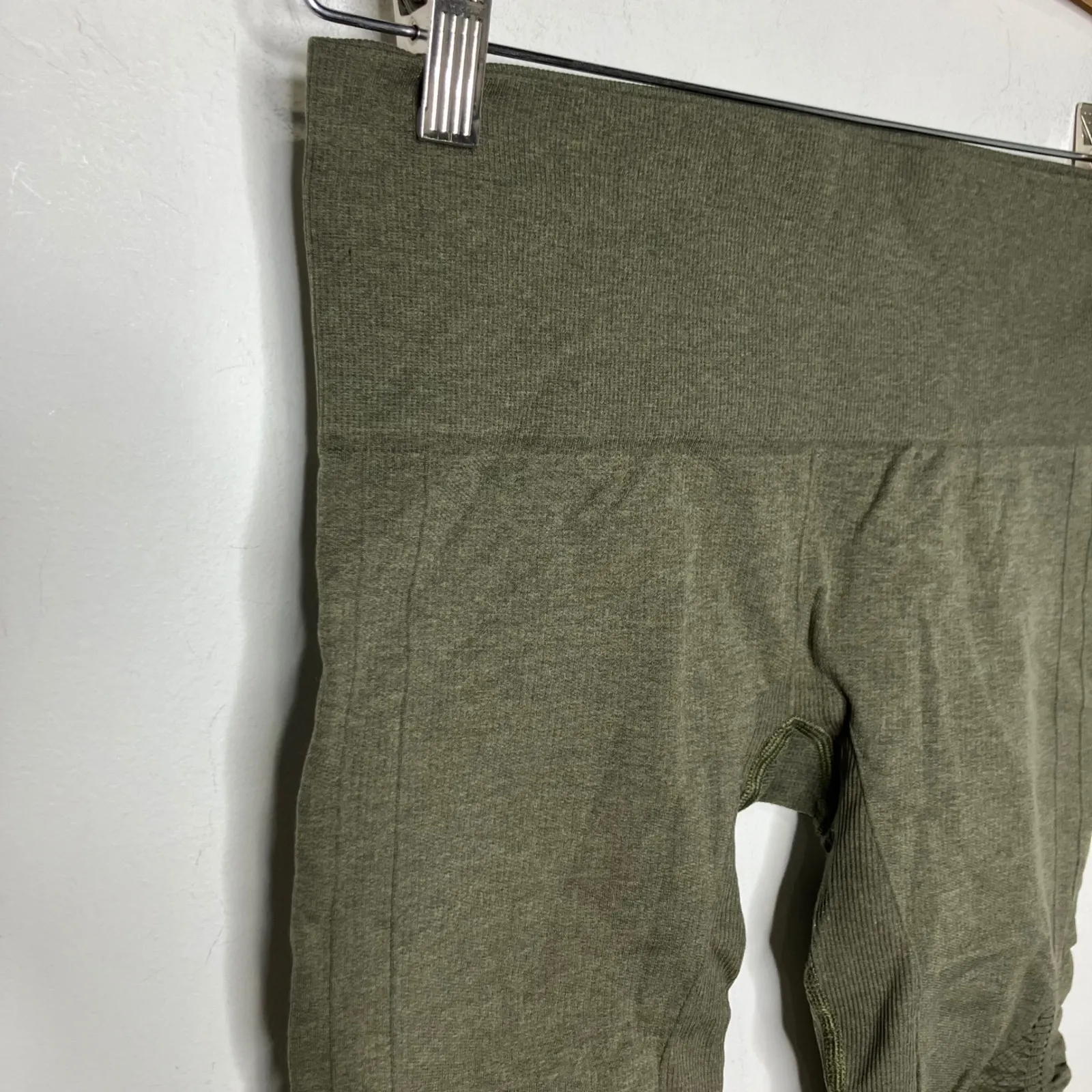 Lululemon in the flow ll crop leggings army green women's size 6 activewear - Image 3