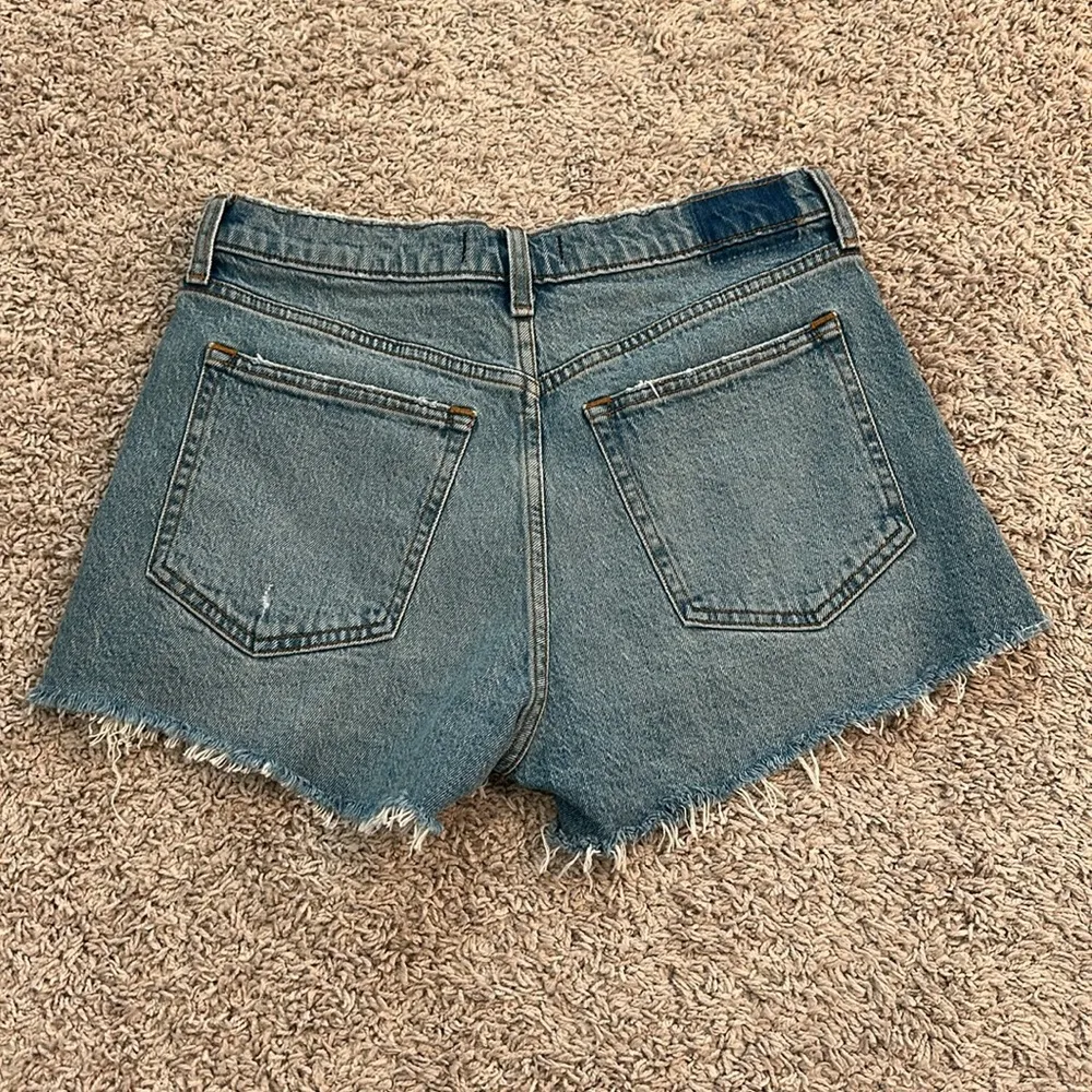 NWT Abercrombie medium wash Mom shorts Sz 6 - Image 3