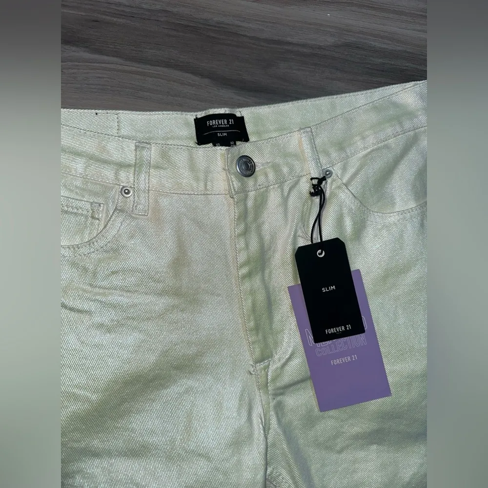 NWT Forever 21 White Shimmer Shine Slim Fit Women’s High Rise Jean Shorts Sz 32 - Image 2