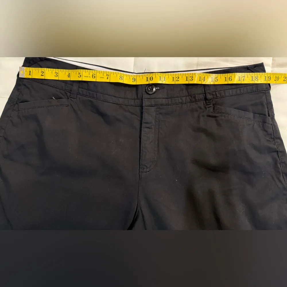 Intro Black Stretch Capri. Front pockets. Two Button closure. Zip. Size 16. - Image 4