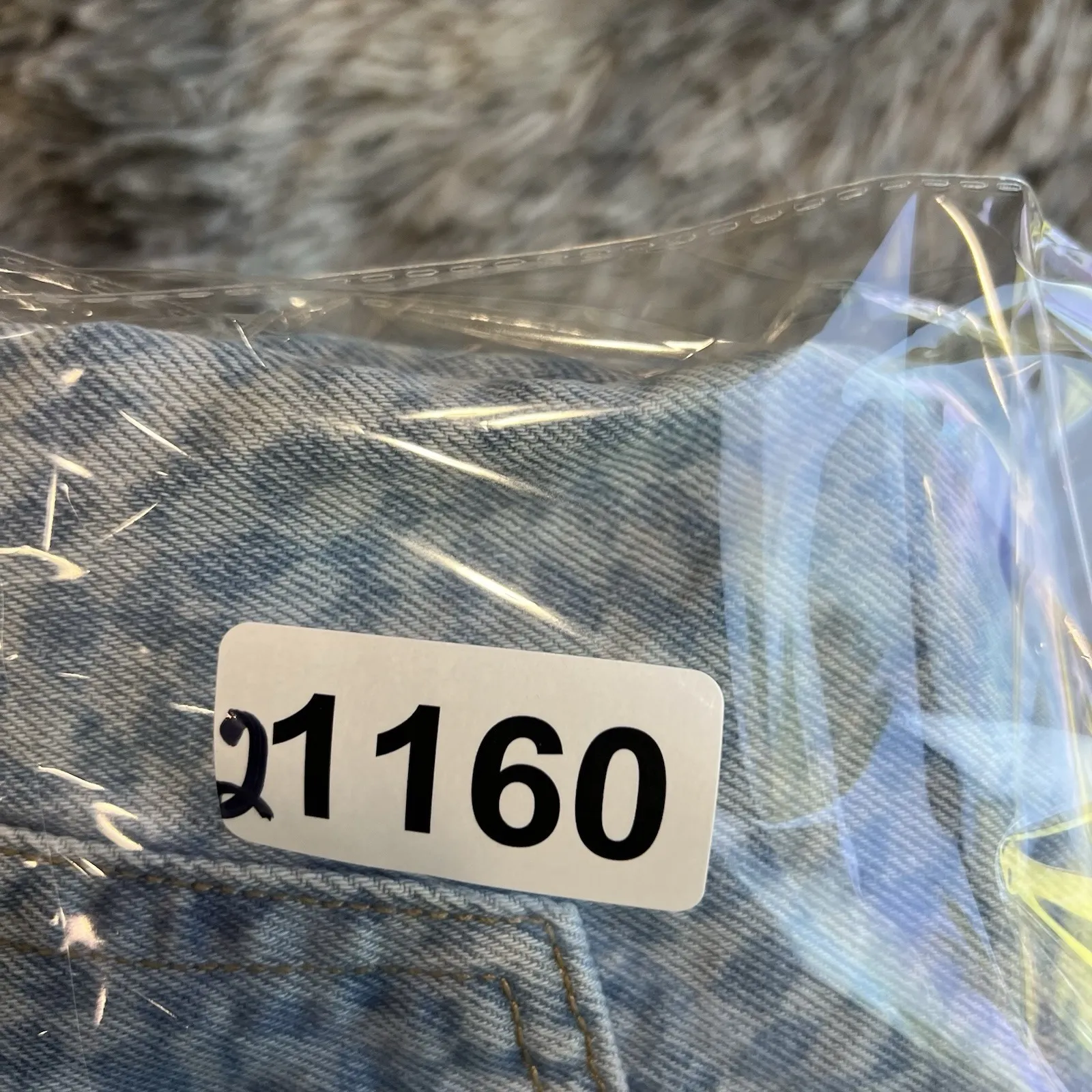 Levi's Women's‎ Hip Rise Harper Geo Laser 501 Denim Shorts  Light Wash Size 31. - Image 9