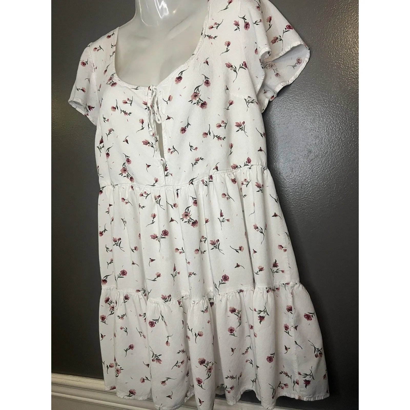 Urban Outfitters Dress Womens Medium White Pink Floral Tiered Babydoll Mini - Image 4