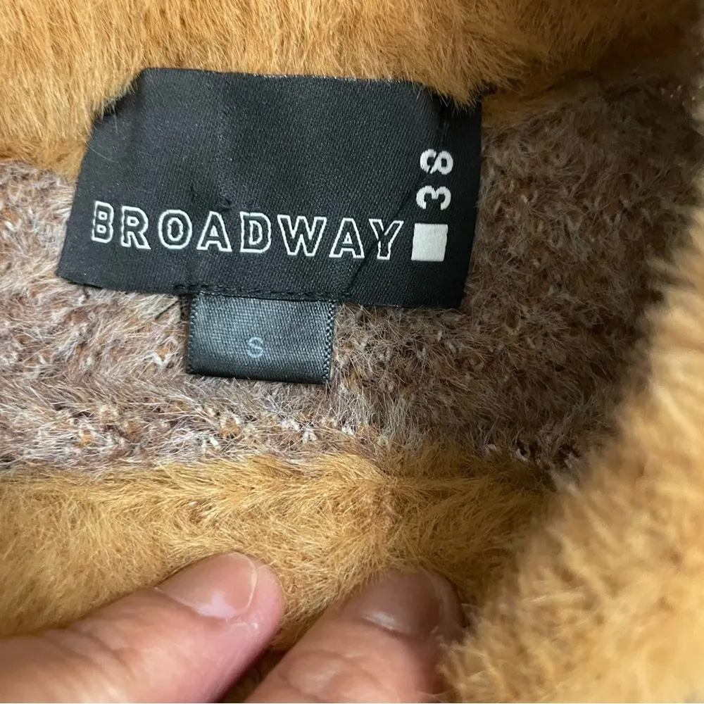 Broadway 38 Medium Crew Neck Faux Fur Color - Image 7
