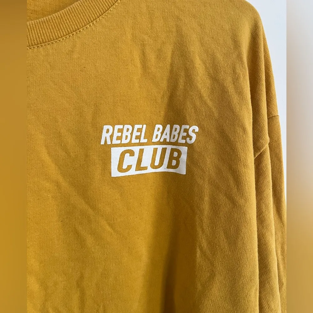 Forever 21 Long Sleeve Yellow Graphic TShirt. Size Medium. - Image 2