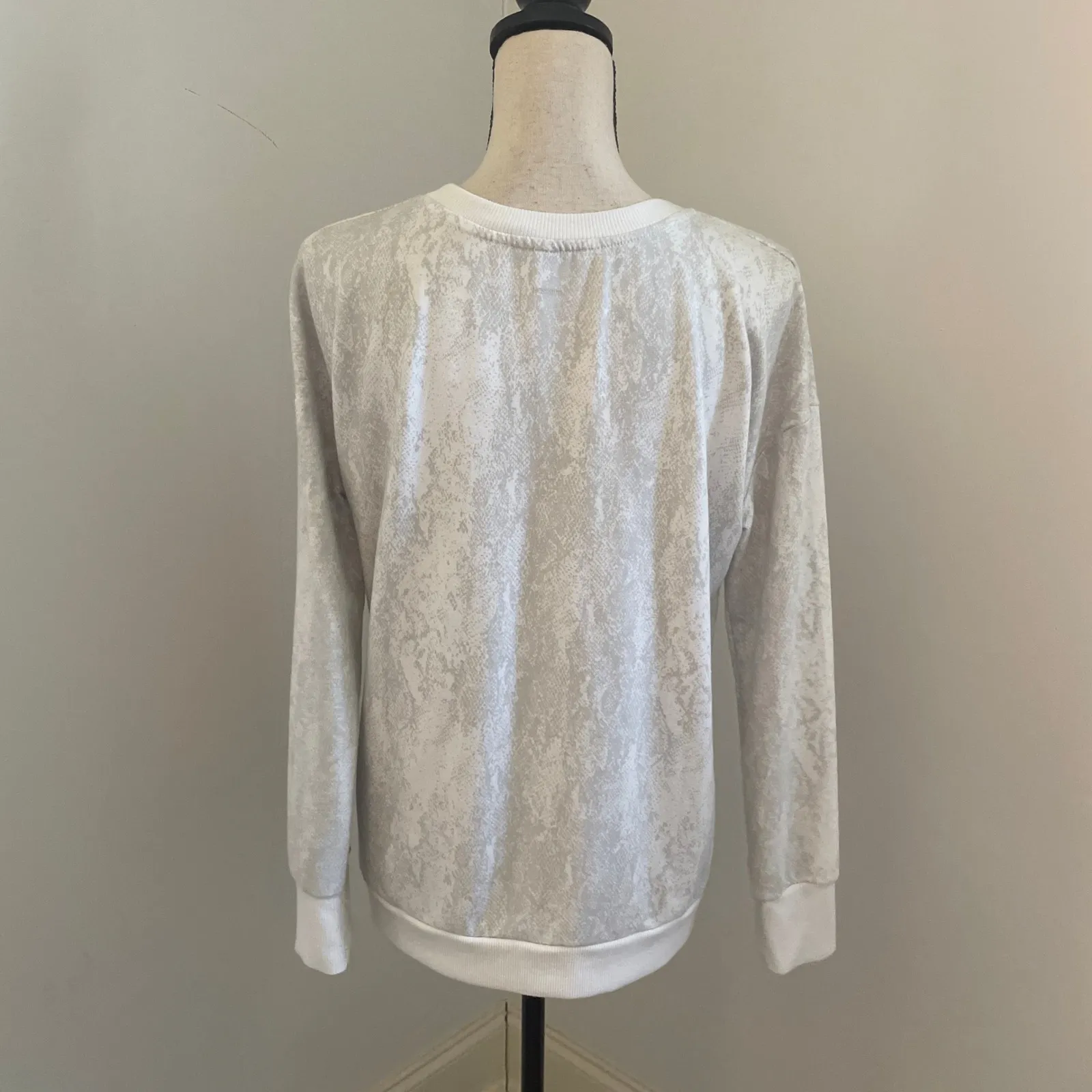 Mondetta Snakeskin Crewneck Pullover Sweatshirt size Small Cream Soft Girl Layer - Image 3