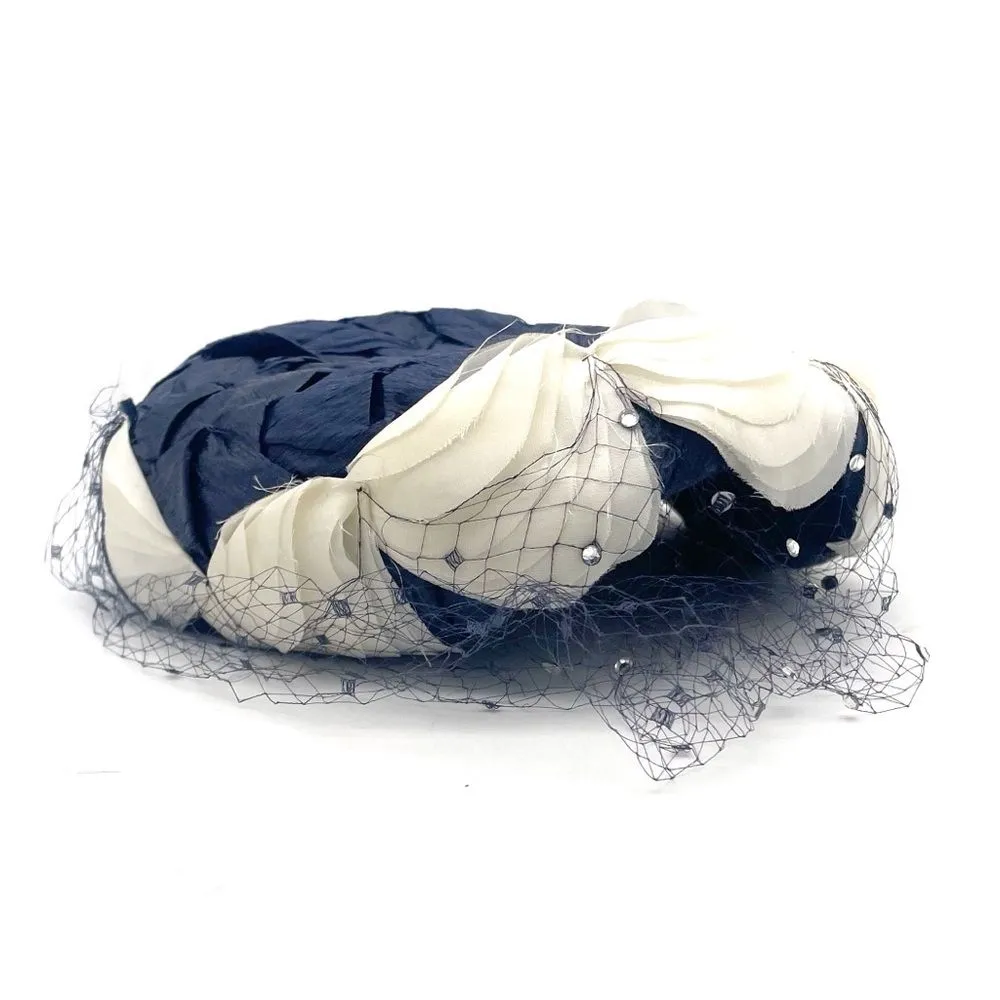 Vintage 1950s Pillbox Hat Navy Straw With White Rose Petals Mesh Veil Rhinestone Blue - Image 11