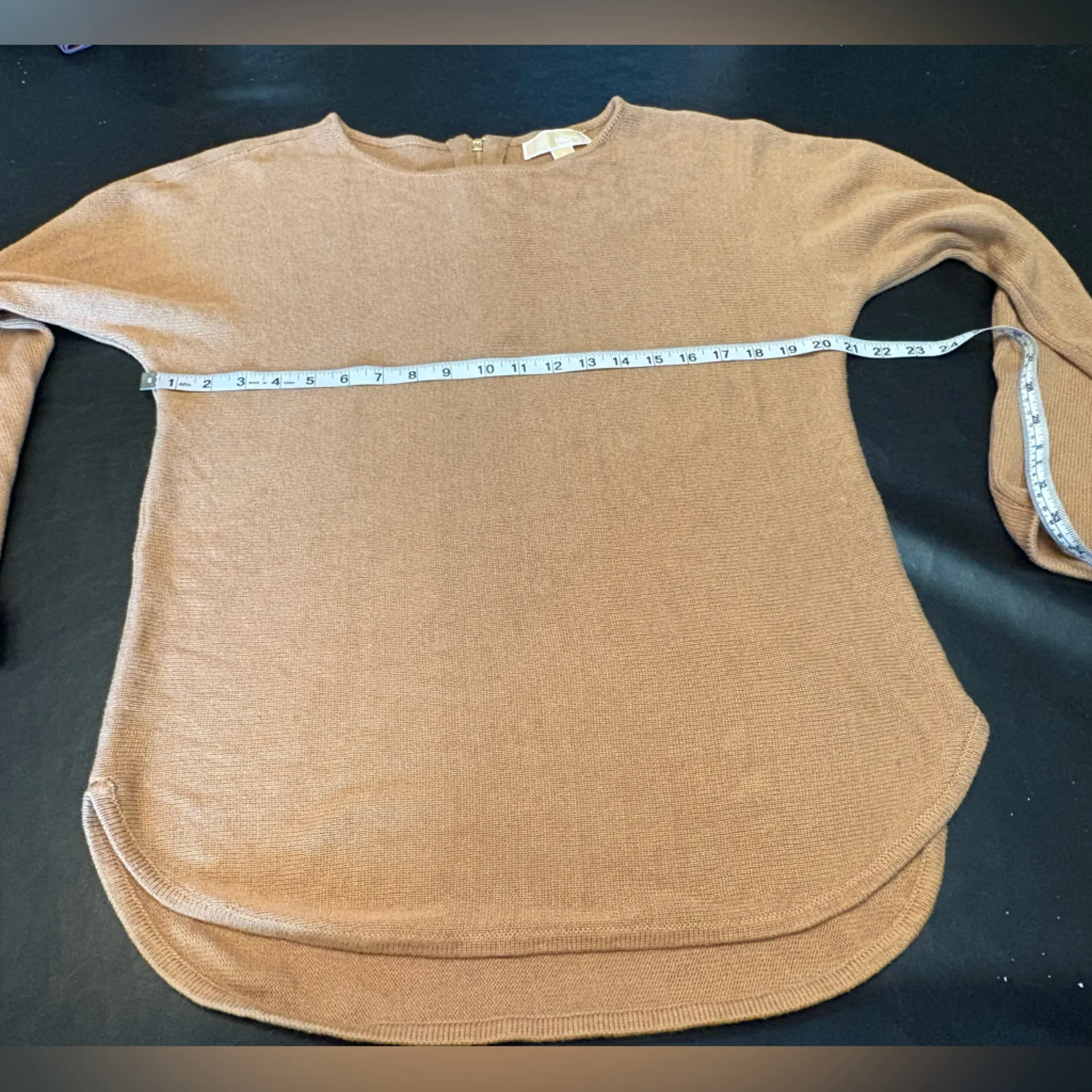 Michael Kors Tunic Sweater with gold back zipper size Medium Tan - Image 7