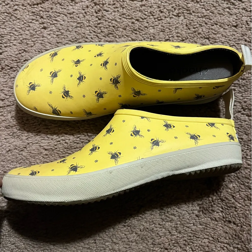 Chooka Yellow, Black, and Tan  Clogs with Bee Design - Image 6