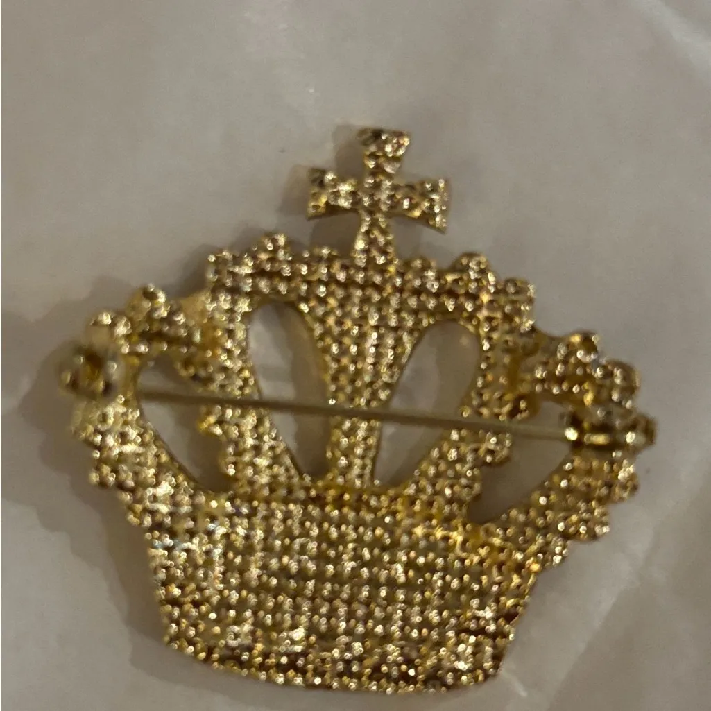 GOLD TONED CROWN BROOCH WITH RHINESTONES 1.5” IN SIZE NO BRAND REGAL AND GRAND - Image 7