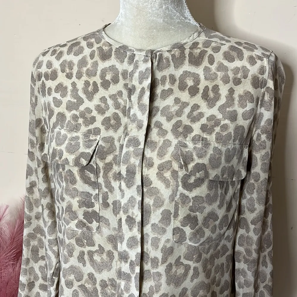 Equipment femme • Lynn Mischievous Leopard Print Blouse in Nature White - Image 98