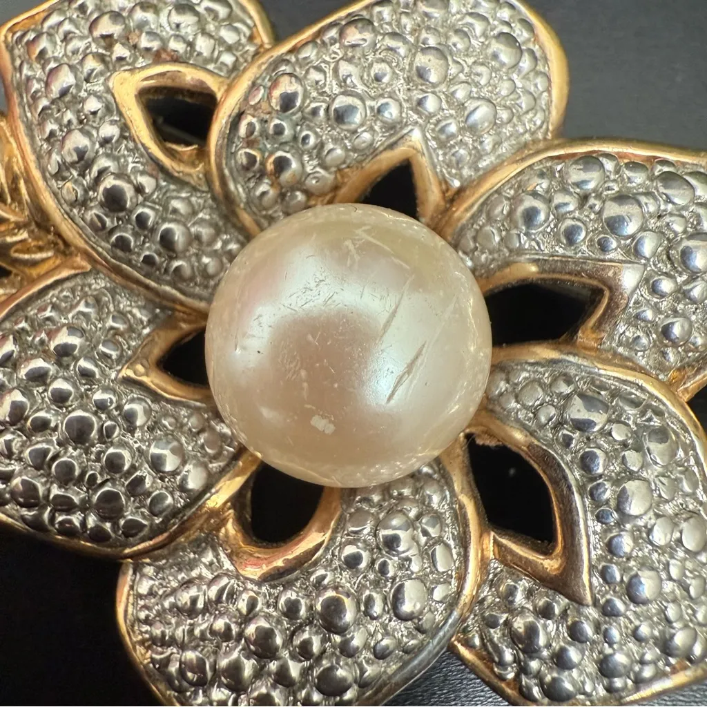 Vintage Unsigned PARK LANE Gold-tone Two-tone Faux Pearl Large Flower Brooch - Image 11
