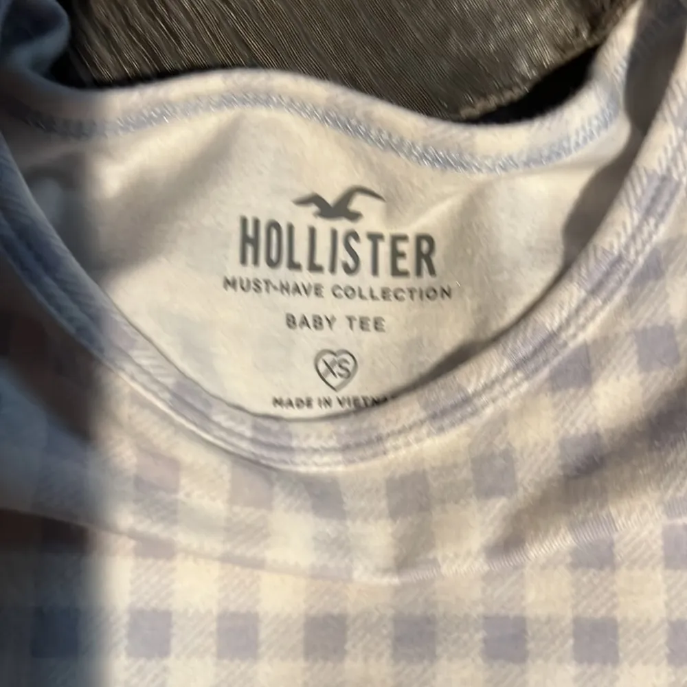 Hollister Baby Tee Light Grayish/Blue  & White XS - Image 2