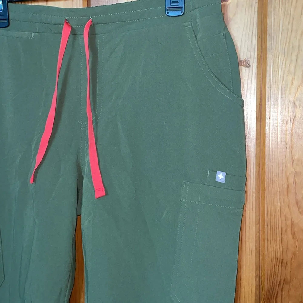 FIGS Dark olive yola fig pants size medium medical doctor nurse scrub pants green - Image 4