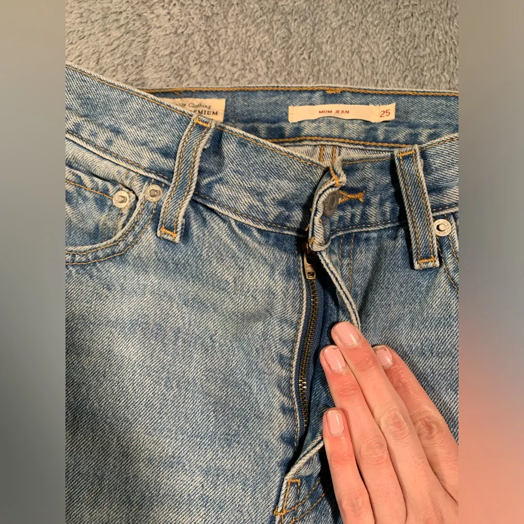 Levi’s premium mom Jean 25 - Image 6