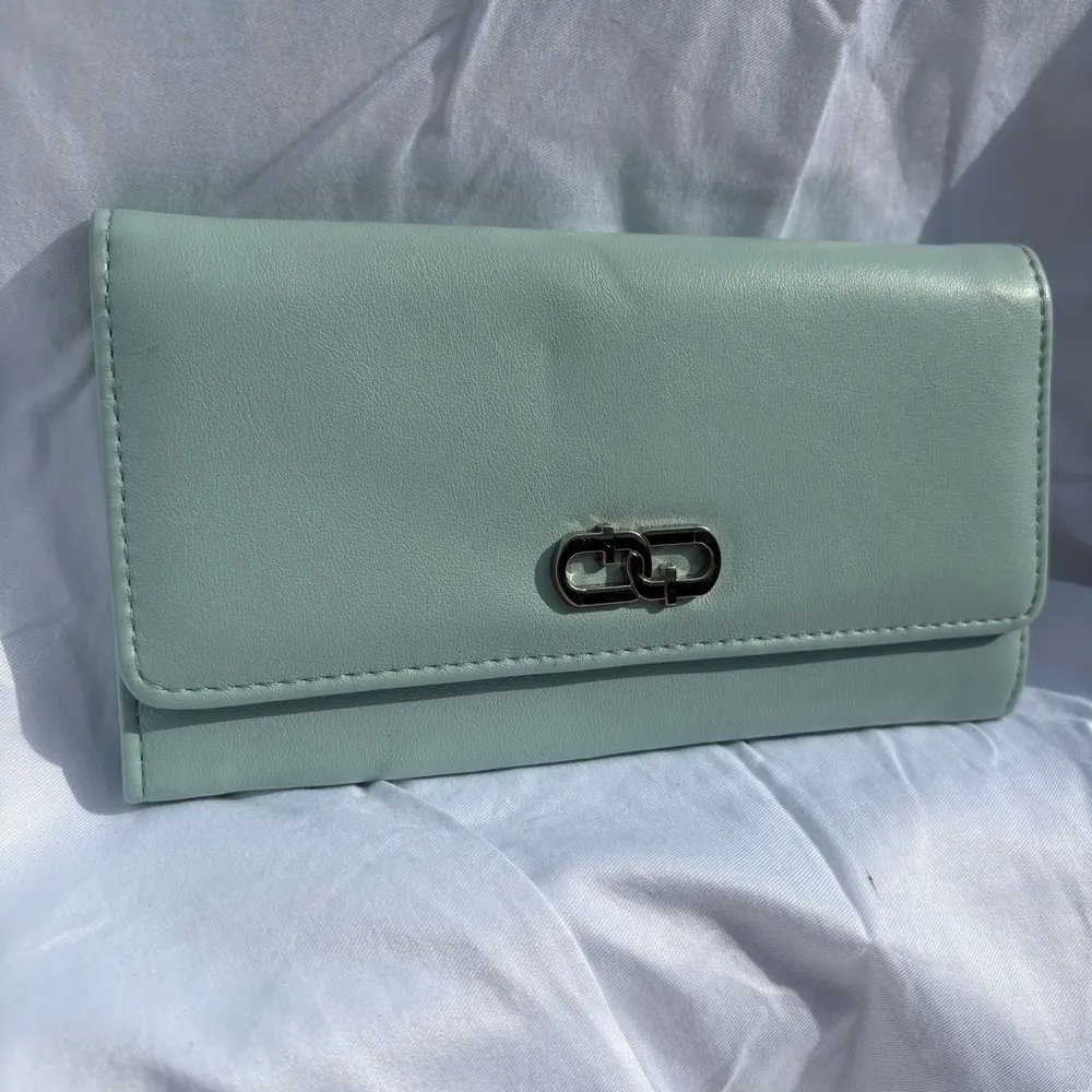 Green Wallet with Infinity Clasp - Image 3