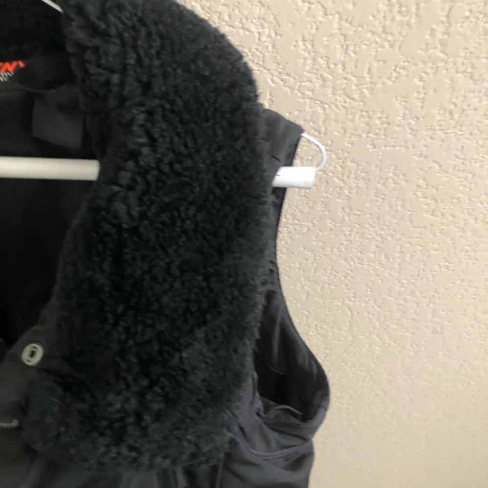 DKNY  BLACK PUFFER VEST - Image 2