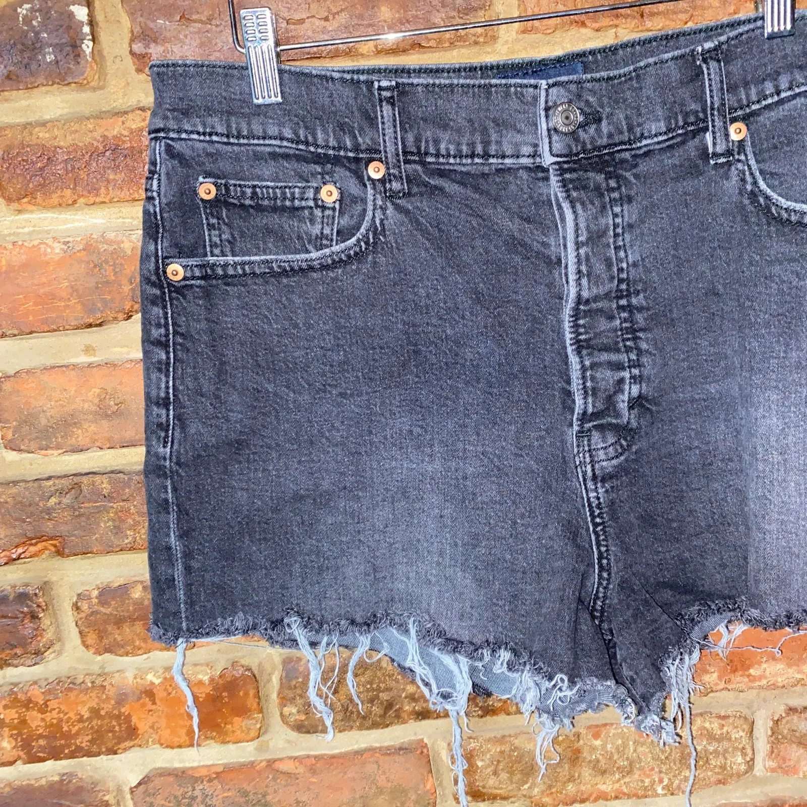 Lucky Brand Dialogue Black Wash Denim High Rise Cut-Off Mom Jean Shorts 14/32 - Image 3