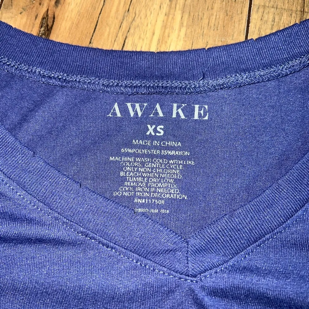 blue t-shirt - Image 3