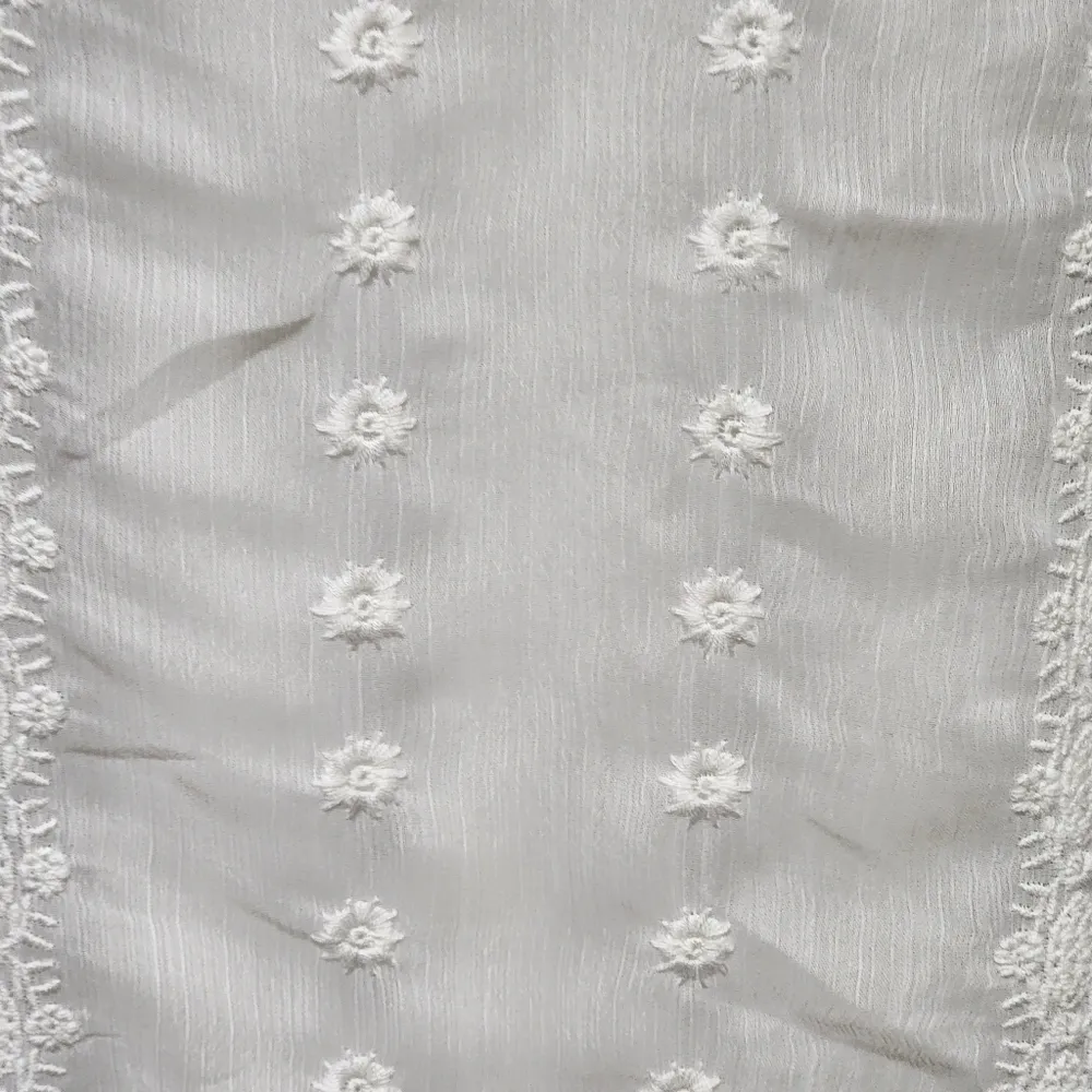 Olive & Oak white sheer embroidered sleeveless chiffon blouse size medium - Image 2