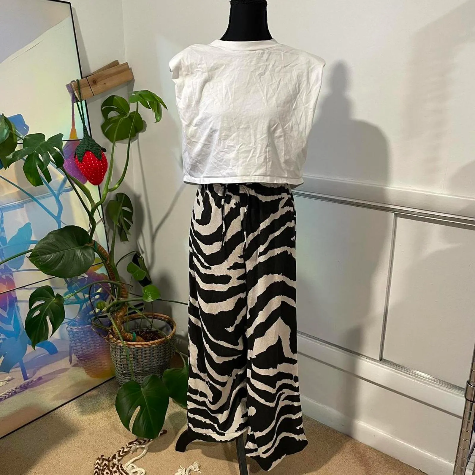 White Babaton crop tshirt size small - Image 2