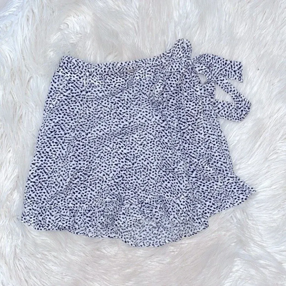 Mittoshop boho shorts ruffle hem size small - Image 3