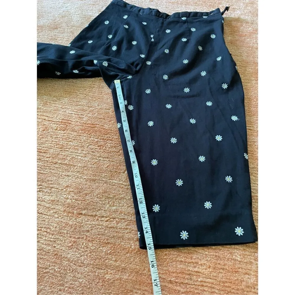 BRIGGS NEW YORK Wm's Capri Pants Black W/Embroidered Daisy Design Size 10P - Image 6