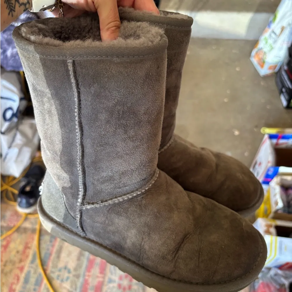 UGG women’s Gray classic short Boots Sz 7 - Image 8