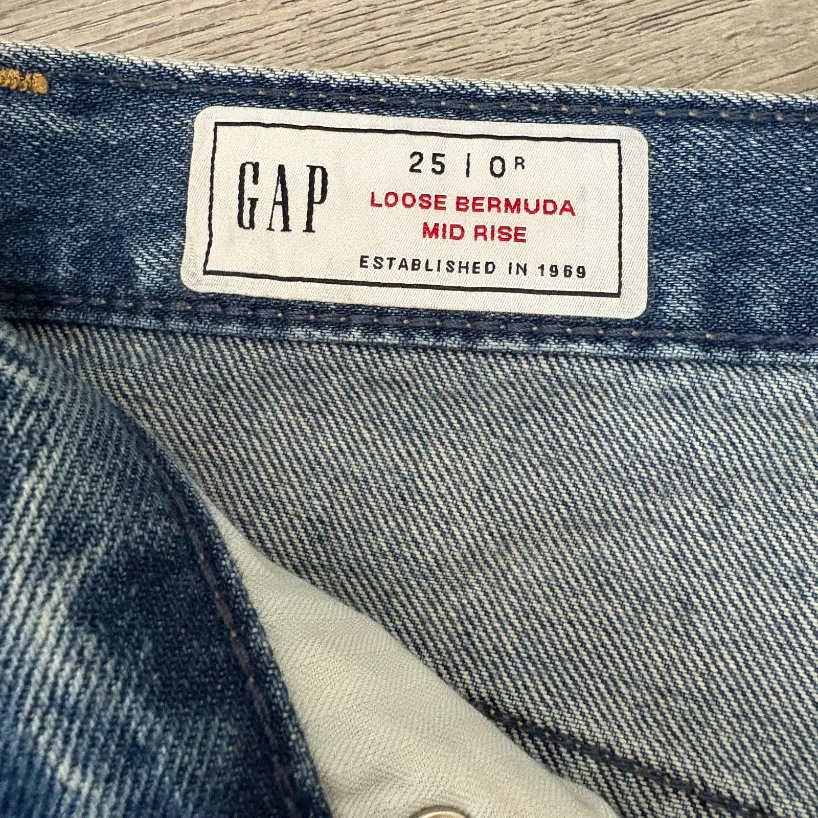 GAP Loose Bermuda Mid Rise Denim Shorts Medium Wash Raw Hem Grunge Size 25 Waist - Image 4