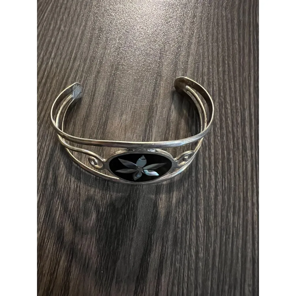 Vintage Mexican Silver Cuff Bracelet W/ Mother Of Pearl Inlay Flower Design Hand - Image 7