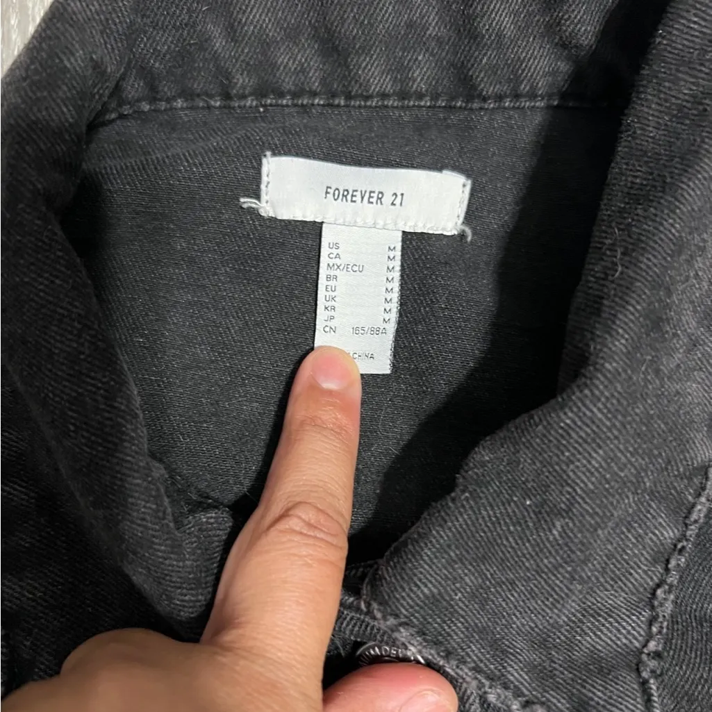 Forever 21 Black Cropped Denim Jacket Size M Button Front - Image 5