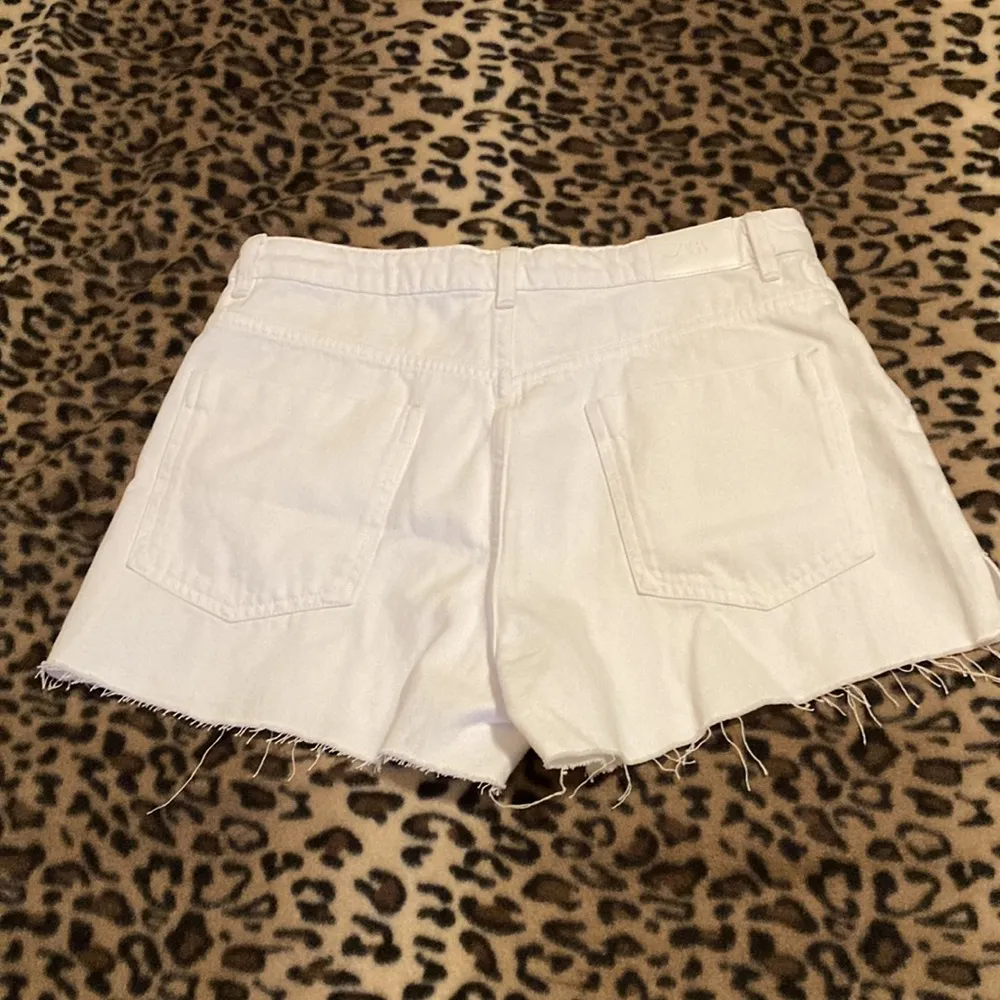 ZARA Shorts White Jean Shorts Women’s Size 12 Distressed Edging Side Slit Shorts - Image 5