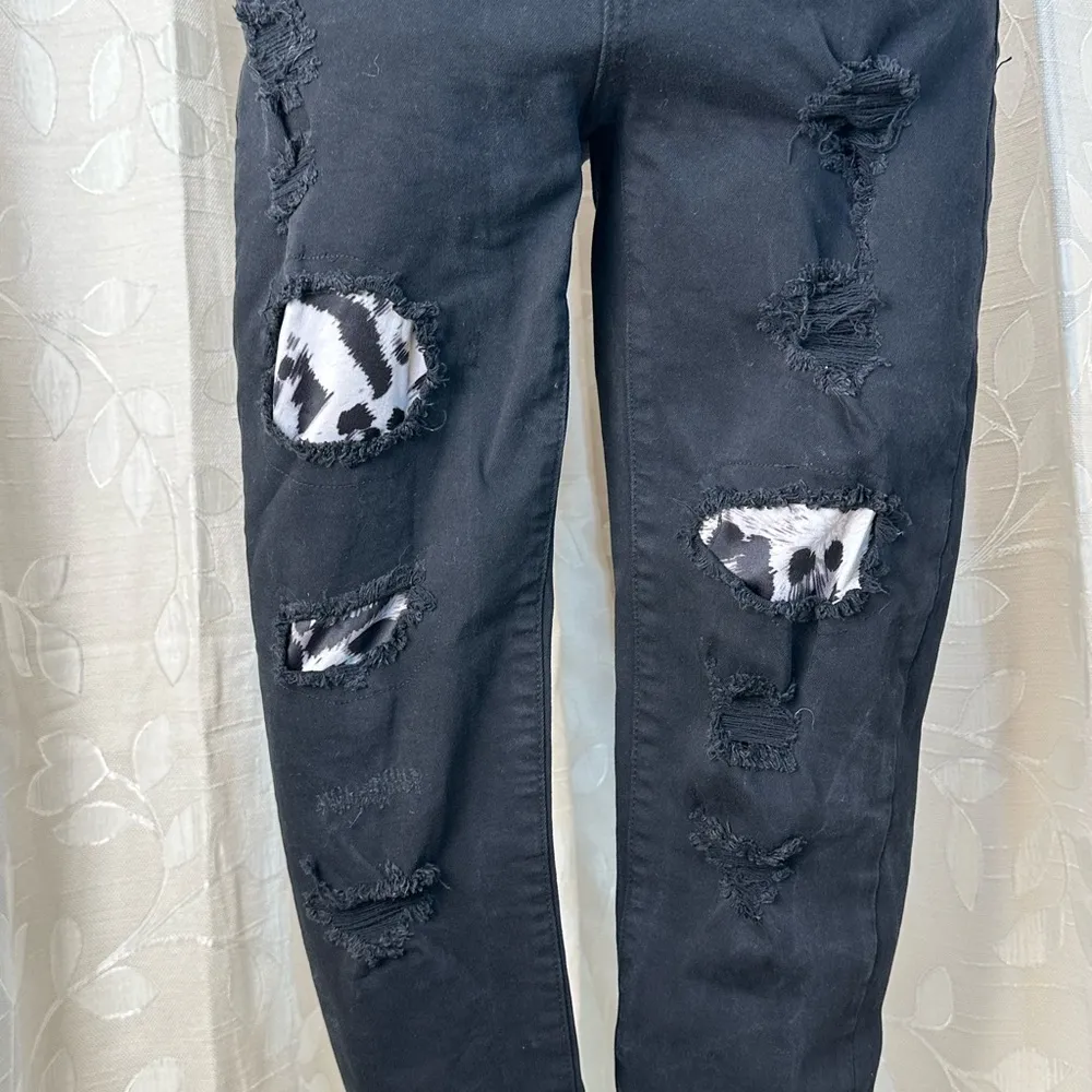 KanCan Women’s 7/27 Black Distressed‎ Leopard Patch Boyfriend Jeans - Image 5