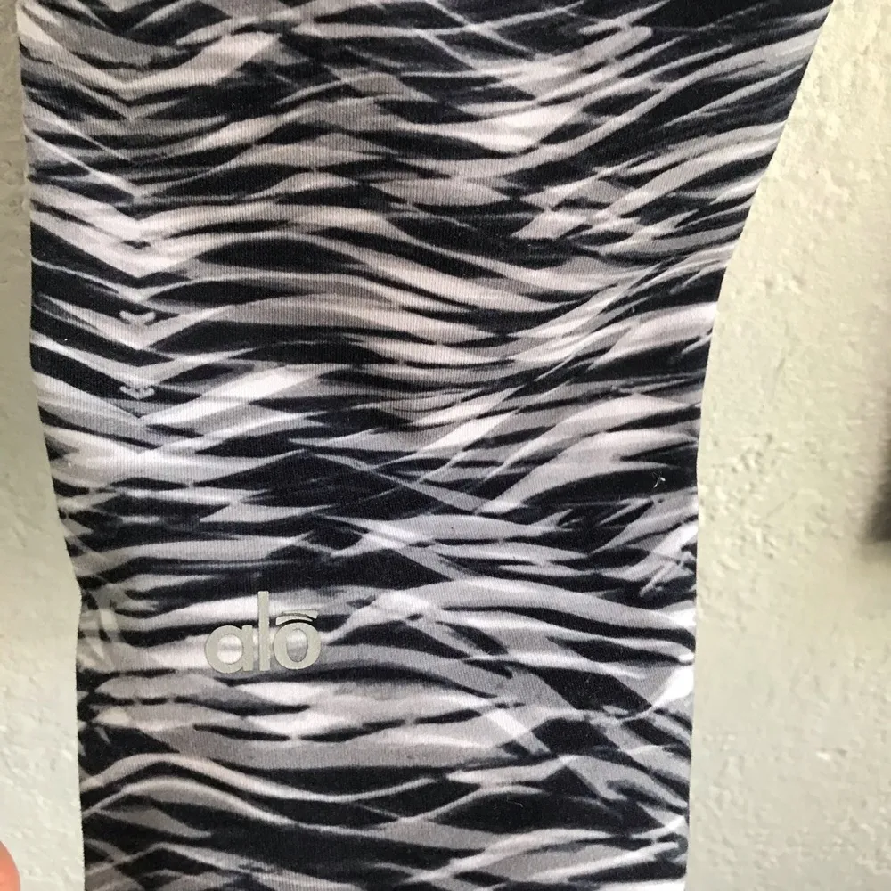 Alo Yoga  Capri - Image 3