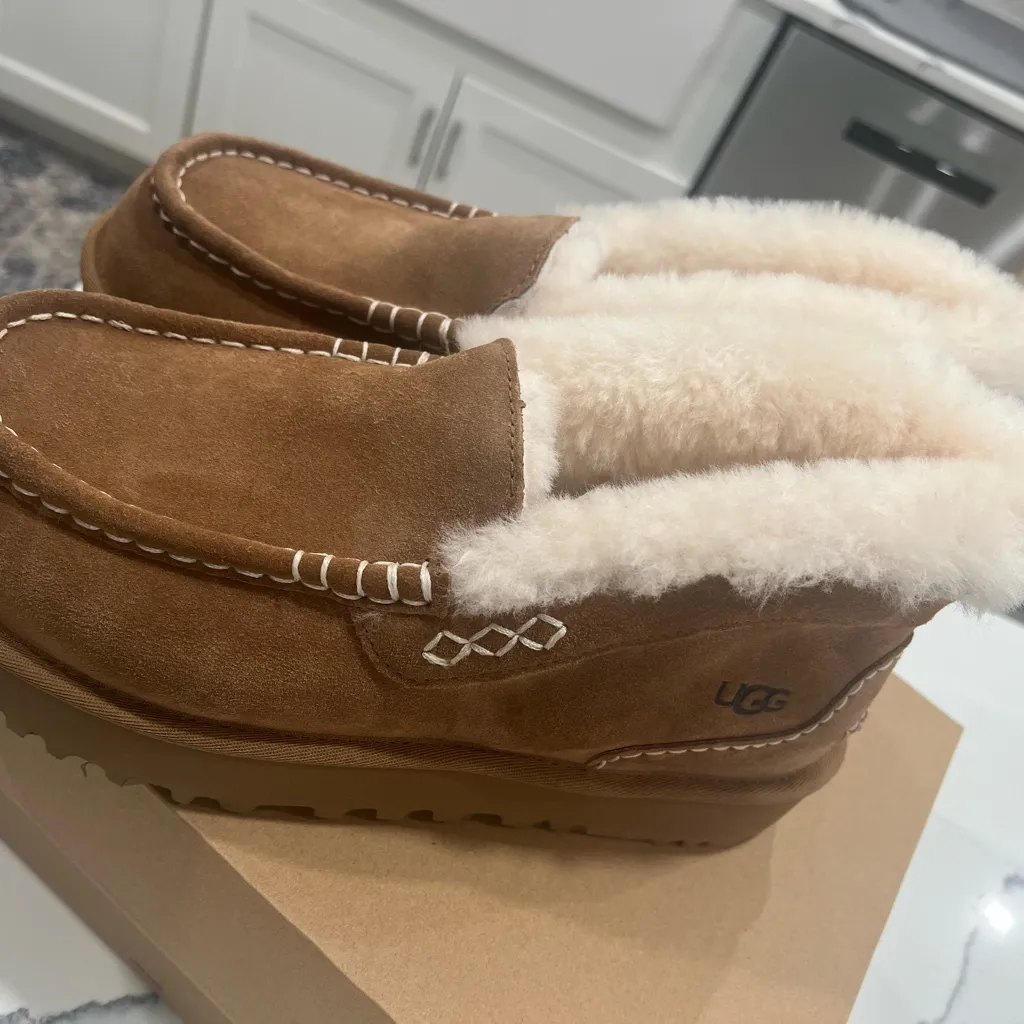 UGG Brown Ankle Boots with Cream Fur LiningStyle is Ansley Parc - Image 4