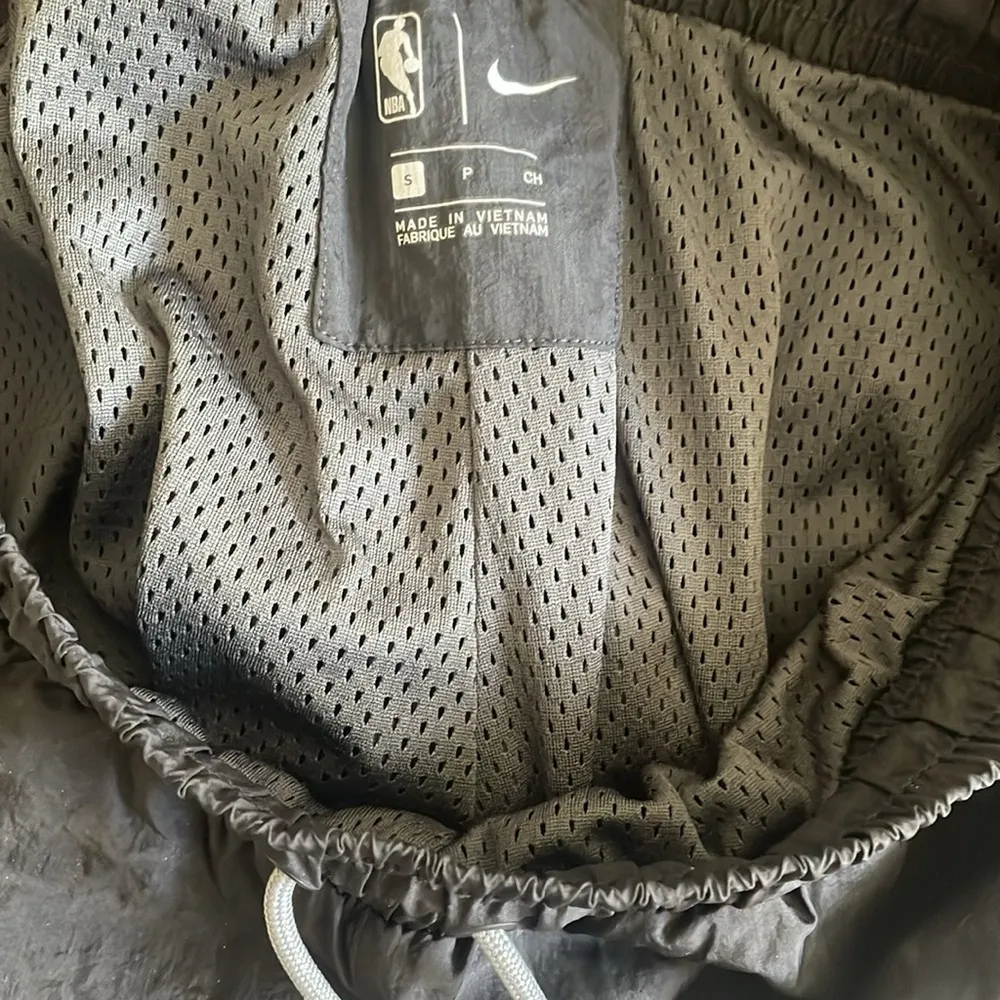 Nike Tailgate Pants NBA Golden State Warriors Water Resist Woman’s size small - Image 9