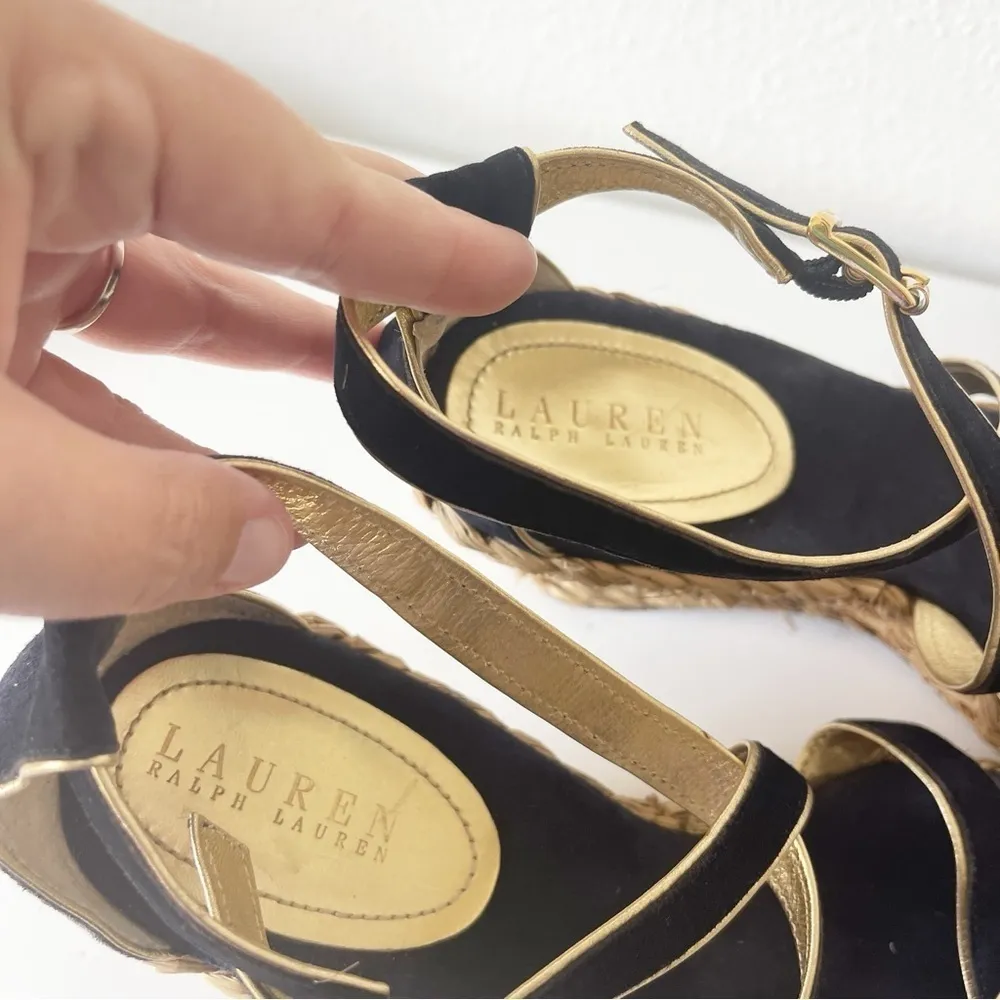Lauren Ralph‎ Lauren Wedge Sandals Sz 8 Womens Navy Gold Buckle Luxury Travel - Image 6