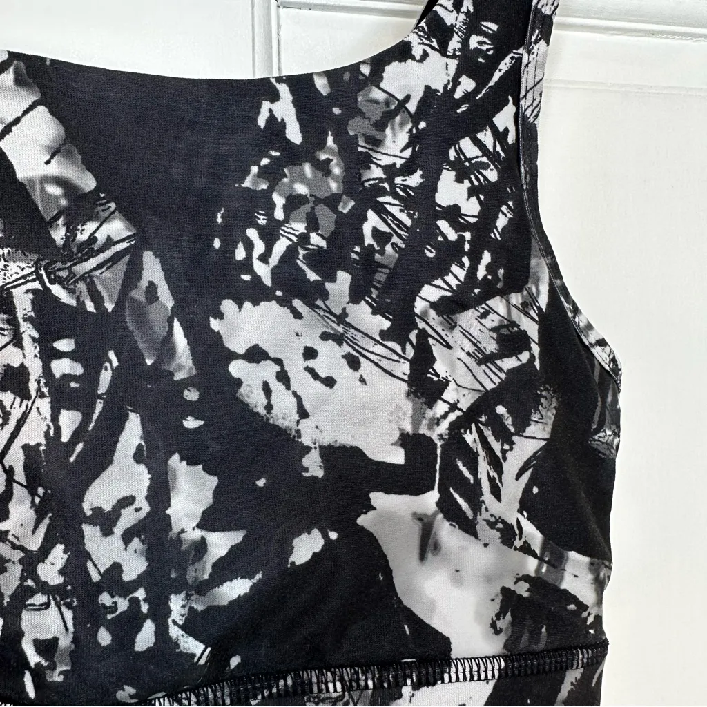 Mondetta Abstract Criss Cross Back Sports Bra in Black/Gray/White - XS/SMALL - Image 4