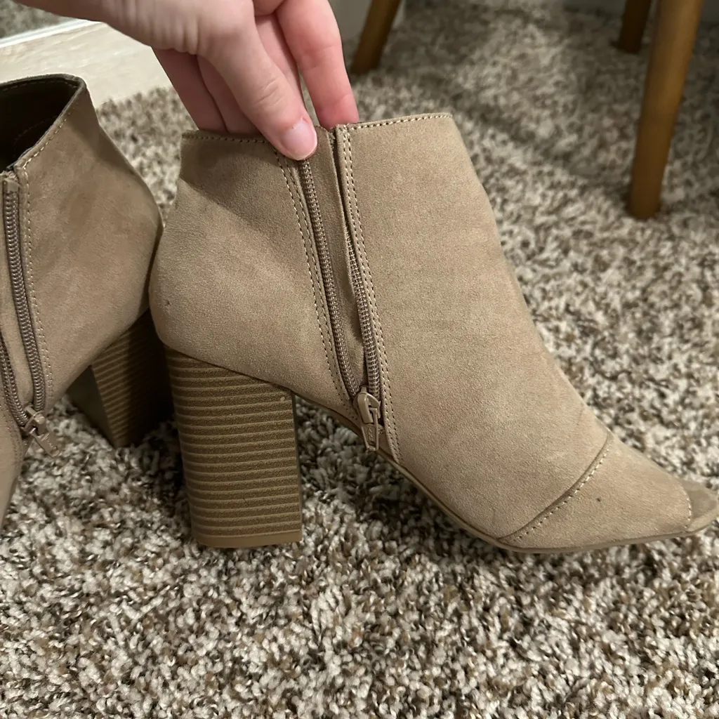 Apt. 9 Tan Suede Peep Toe Block Ankle Zip Up Heels size 8 - Image 5