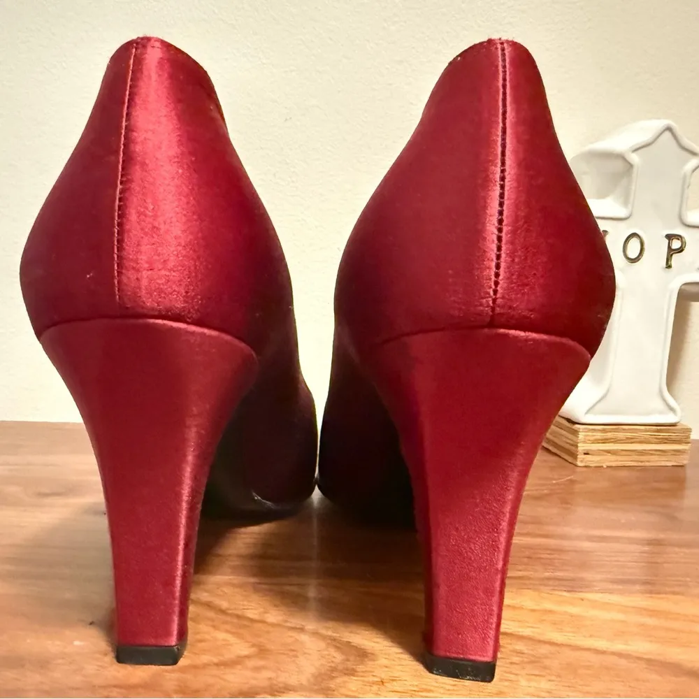 Salvatore Ferragamo maroon satin pump Heels size 9 - Image 3