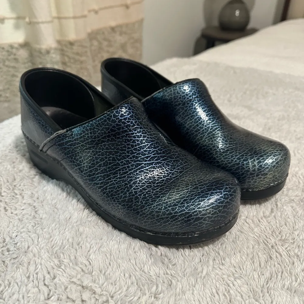 Dansko Women's 40 Professional Clog Black Silver Iridescent Crackle Slip On Shoe - Image 2