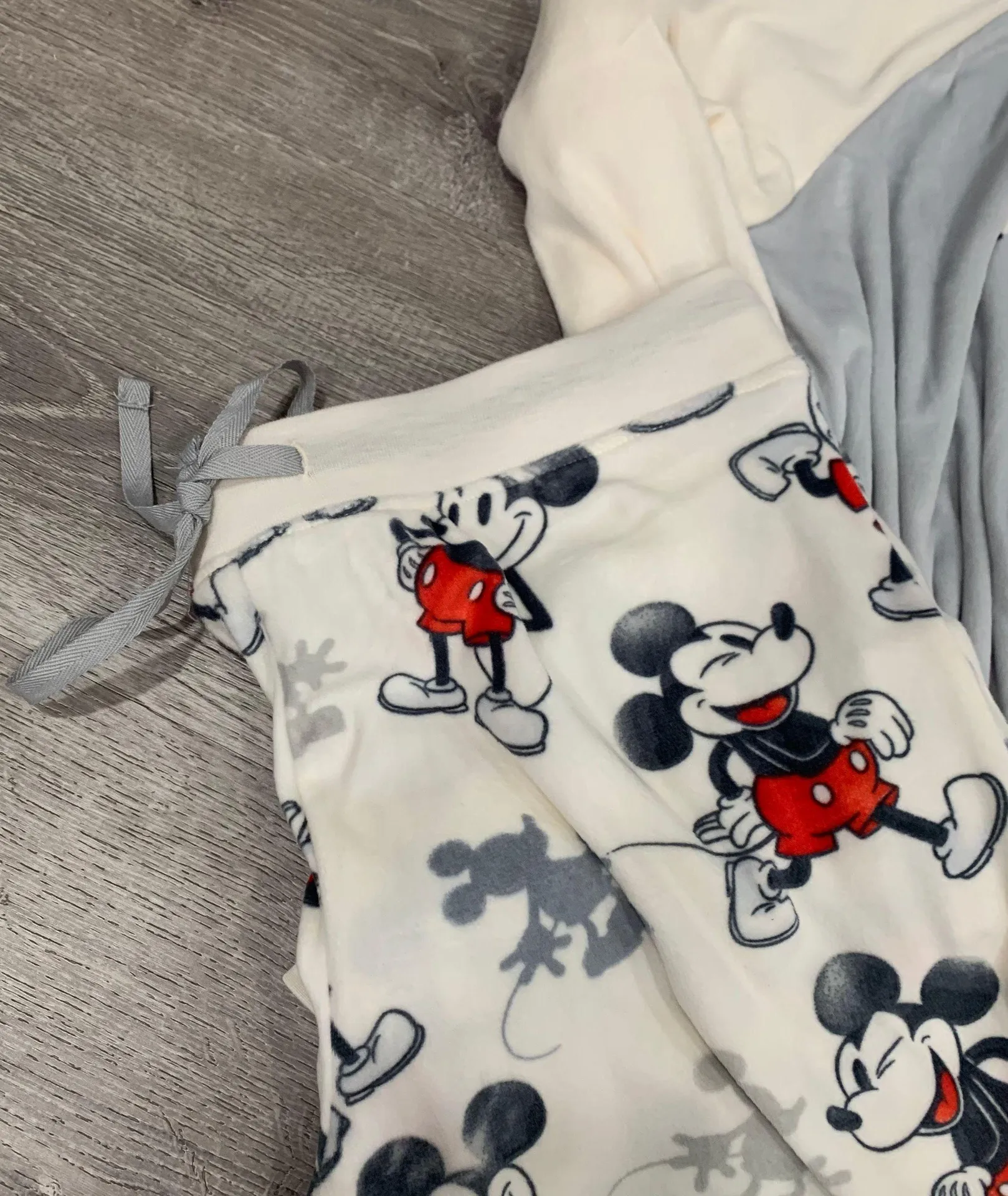 NWT  Mickey Mouse Velour Pajama Set Loungewear Sleepwear 2 Piece set Large - Image 3
