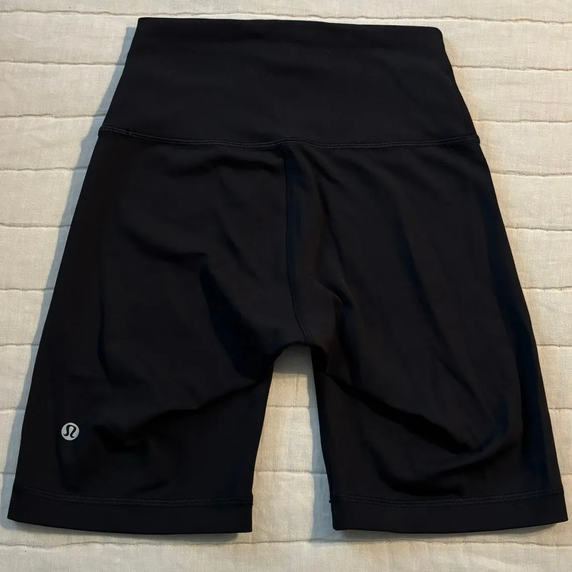 Lululemon Size 4 Wunder Train Contour Fit High Rise Short 8" Inseam Black - Image 2